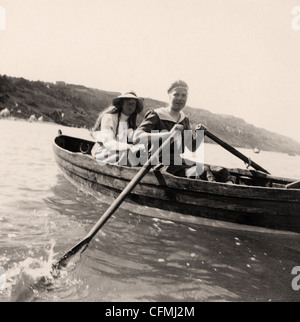 Vintage photo de deux jeunes filles dans un bateau à rames vers 1900 Banque D'Images