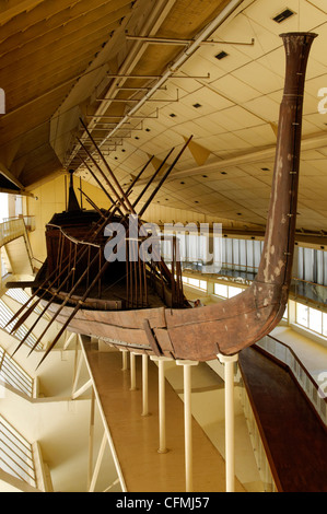 Gizeh. Le Caire. L'Égypte. Vue sur le bateau solaire près de la face sud de la pyramide de Khéops en 1954 qu'on croyait avoir Banque D'Images