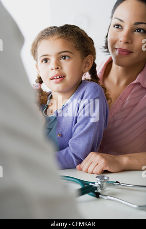 USA, Californie, Los Angeles, la mère et la fille dans le cabinet du médecin Banque D'Images