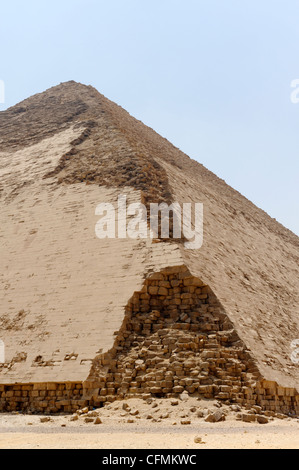 Dahchour. L'Égypte. Vue de la pyramide rhomboïdale ou pliés à Dahchour avec beaucoup de son calcaire blanc pratiquement carter extérieur Banque D'Images