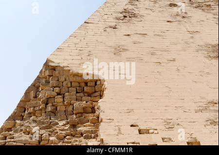 Dahchour. L'Égypte. Vue de la pyramide rhomboïdale ou pliés à Dahchour avec beaucoup de son calcaire blanc pratiquement carter extérieur Banque D'Images