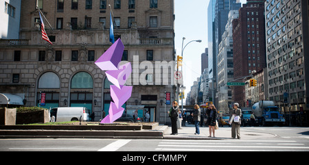 Triphasique, 2011 par l'artiste Rafael Barrios est vu sur un mardi, 13 mars 2012 installé sur l'Avenue du Parc les médianes à NY Banque D'Images