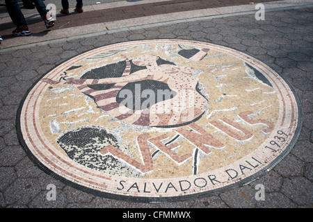 Une mosaïque de l'artiste Salvador Dali incorporés dans la surface de passerelle Plaza dans le Parc de Flushing Meadows dans le Queens à New York Banque D'Images