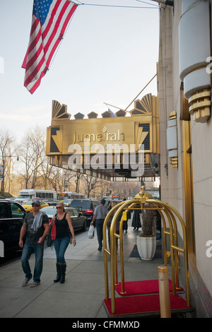 Le Jumeirah Essex House Hotel, construit en 1931, sur Central Park South à New York Banque D'Images
