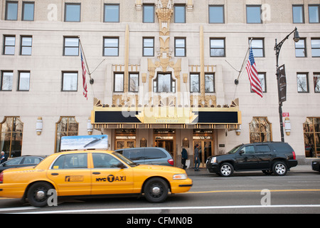 Le Jumeirah Essex House Hotel, construit en 1931, sur Central Park South à New York Banque D'Images