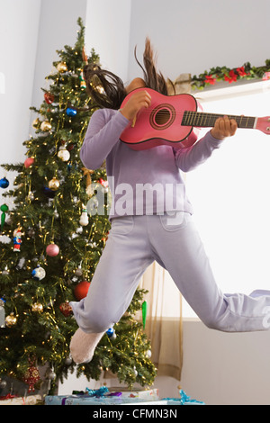 USA, Californie, Los Angeles, saut Man et en jouant de la guitare Banque D'Images