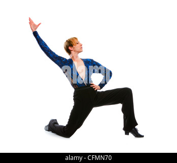 Danseur de bal posant sur un genou sur fond blanc Banque D'Images