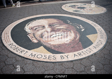 Une mosaïque de l'artiste Andy Warhol incorporés dans la surface de passerelle Plaza dans le Parc de Flushing Meadows dans le Queens à New York Banque D'Images