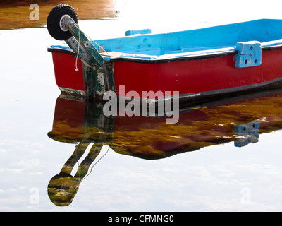 Bateau avec drôle avec pneu de voiture Banque D'Images