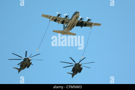 Un KC-130J Hercules avion effectue une mission de ravitaillement simulées pour deux CH-53E Super Stallion Helicopters sur la ligne de vol à la Marine Corps Air Station miramar marines pendant la démonstration du groupe air-sol au Miramar air show oct. 1, 2011. c'est un ravitaillement commun technique utilisée par le marine corps dans des scénarios pour comprendre la guerre en Afghanistan. Banque D'Images