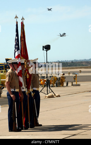 Une garde couleur marine est à l'attention comme f/a-18 Super Hornet soulever en préparation de la marine air-sol équipe d'experts au cours de la cérémonie d'ouverture du Miramar air show oct. 2, 2011 au Marine Corps Air Station Miramar. Banque D'Images