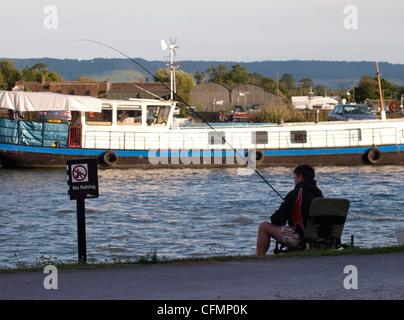 L'homme à côté d'une pêche pêche aucun signe, Gloucester et la netteté canal, UK Banque D'Images