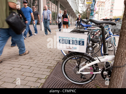 Convention SXSW Interactive attire des milliers. Plusieurs entreprises utilisent diverses méthodes de marketing pour attirer les clients des annonces sur bike Banque D'Images