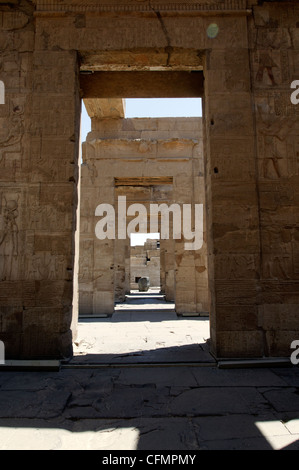 Kom Ombo. L'Égypte. L'Afrique. Vue du passage à travers les trois vestibules du Temple de Kom Ombo. Banque D'Images