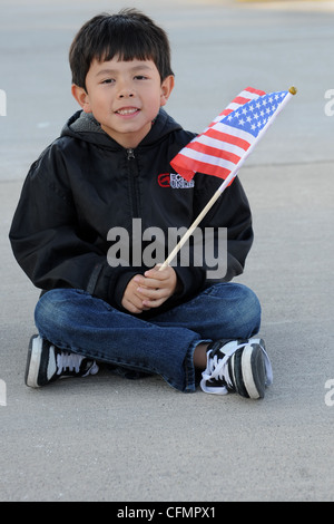 Un jeune garçon regarde les Thunderbirds de l'escadron de démonstration aérienne de la Force aérienne des États-Unis, qui se déroule pendant la 2011 Aviation Nation le 12 novembre, à la base aérienne de Nellis, La Maison ouverte de Nellis est une occasion pour la communauté de Las Vegas de voir des démonstrations aériennes et des expositions statiques de divers avions de l'armée. La maison ouverte sert également de spectacle aérien final de l'année pour les Thunderbirds Banque D'Images