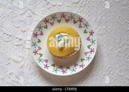 Massepain tarte Bakewell avec mini-oeufs de Pâques sur la plaque Banque D'Images