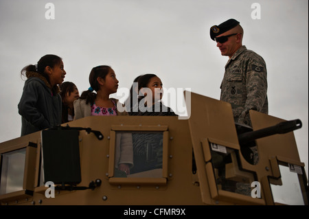 Sergent d'état-major de la Force aérienne des États-Unis Clayton Staub, instructeur de défense intégré du 99e Escadron d’entraînement au combat au sol, montre aux enfants un Mk monté sur une tourelle. 19 lance-grenade pendant la journée portes ouvertes de la nation aérienne 2011 le 13 novembre, à la base aérienne de Nellis, la nation aérienne de la Nevada célèbre 70 ans de puissance aérienne à Las Vegas et les réalisations de la Force aérienne dans l'air, l'espace et le cyberespace. Banque D'Images