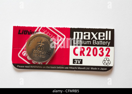 Maxell CR2032 Lithium sous emballage isolé sur fond blanc Banque D'Images