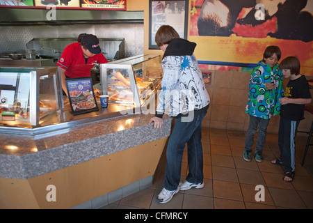 Un garçon de 13 ans arrêtés déjeuner à Panda Express, restauration rapide restaurant chinois dans le sud-ouest de l'USA. Banque D'Images