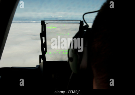 Un C-17 Globemaster III se dirige vers la côte de la Californie pendant le Patriot Hook 2012, le 16 mars 2012. Patriot Hook est un exercice parrainé par le Commandement de la Réserve de la Force aérienne qui déploie les éléments de contrôle des navires-citerne et des aéroglisseurs à trois endroits et assemble des unités de la Réserve de la Force aérienne, de la Marine, de la Garde côtière, de l'Agence fédérale de gestion des urgences, de la patrouille frontalière, des services de recherche et de sauvetage, et d'autres organismes pour confirmer la viabilité des opérations coordonnées, de sécurité, de secours en cas de catastrophe et d'urgence. Banque D'Images