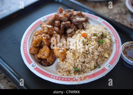 Une assiette de nourriture chinoise servi à l'American fast-food chain, Panda Express. Banque D'Images