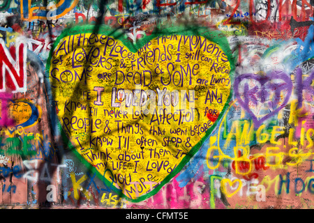 Beatles lyrics sur John Lennon Wall, Velkopřevorské náměstí, Prague, République Tchèque Banque D'Images