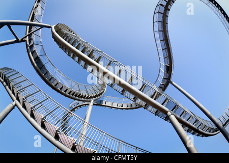 Vue fisheye de Tiger & Turtle, piéton, Duisburg-Wanheim rollercoaster, Allemagne Banque D'Images