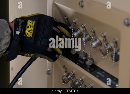 U.S. Air Force Tech. Sgt. Matthew Ferguson, 512 Airlift Control Flight, débranche les connecteurs de transmission radio au Patriot Hook 2012, San Clemente Naval Auxiliary Landing Field, 18 mars 2012. Patriot Hook 2012 est un exercice parrainé par le Commandement de la Réserve de la Force aérienne qui déploie les éléments de contrôle des navires-citerne et des aéroglisseurs à trois endroits et assemble des unités de la Réserve de la Force aérienne, de la Marine, de la Garde côtière, de l'Agence fédérale de gestion des urgences, de la patrouille frontalière, des services de recherche en traumatologie et et d'autres organismes pour confirmer la viabilité des opérations coordonnées de sécurité, de secours en cas de catastrophe et d'urgence Banque D'Images