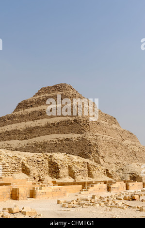 Saqqara. L'Égypte. Vue de la pyramide de Djoser à la nécropole royale de Saqqara complexe. Pharaon, roi Djoser est Banque D'Images
