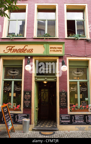 Vue verticale d'un restaurant et café sur une route pavée de Patershol, le coeur gastronomique et la partie la plus ancienne de Gand. Banque D'Images