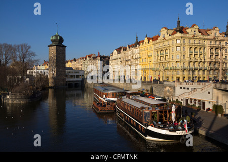 Vue sur la rivière et Masarykovo nábřeží (rue) de Jiráskův Most (Pont), Prague, République Tchèque Banque D'Images