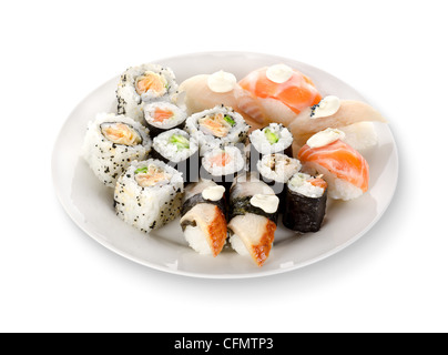 Des sushis et rouleaux dans un plat isolé sur un fond blanc. Clipping path Banque D'Images