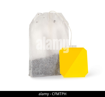 Sachet de thé unique de thé noir avec étiquette jaune isolé sur fond blanc. Clipping path Banque D'Images