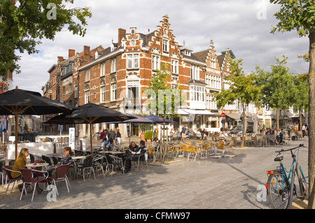 Grand angle de visualisation horizontal à travers Vrijdagmarkt, vendredi place du marché, dans le centre de Gand sur une journée ensoleillée. Banque D'Images