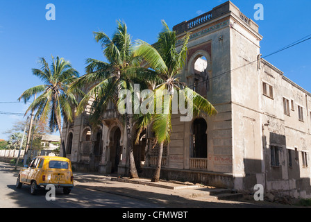 Diego Suarez ville et sa Renault 4 jaune des taxis, du nord de Madagascar Banque D'Images