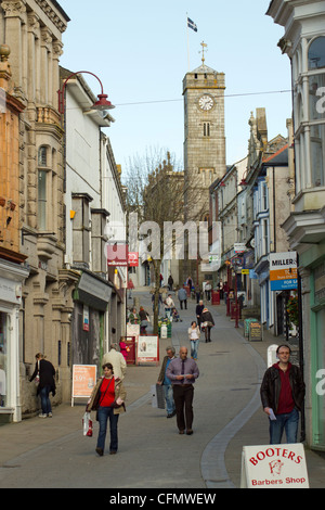 Fore Street à Truro Cornwall UK. Un commerçant dans cette petite ville de Cornouailles. Banque D'Images