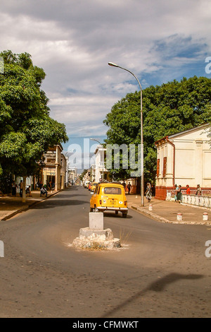 Diego Suarez ville et sa Renault 4 jaune des taxis, du nord de Madagascar Banque D'Images