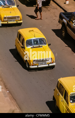 Diego Suarez ville et sa Renault 4 jaune des taxis, du nord de Madagascar Banque D'Images