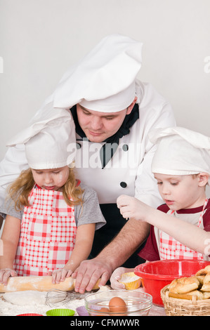 Le chef enseigne aux enfants à cuisiner Banque D'Images