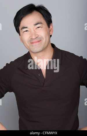 Studio shot portrait of mature man, jusqu'à la taille Banque D'Images