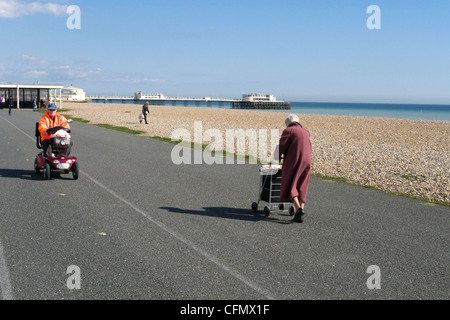Worthing West Sussex Royaume-Uni un homme âgé sur une mobilité shoprider triporteur sur la promenade Banque D'Images