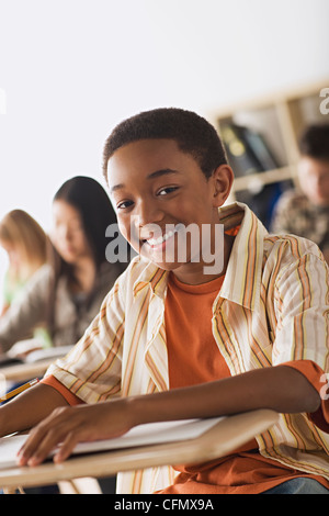 USA, Californie, Los Angeles, Schoolboy sitting in classroom Banque D'Images