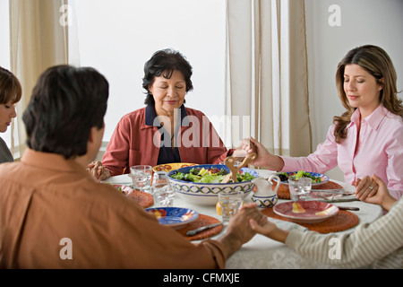 USA, Californie, Los Angeles, priant avant repas Banque D'Images