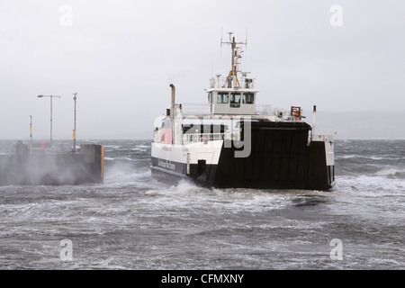CalMac Ferry Loch Alainn approchant le port de Largs de Great Cumbrae dans des vents forts sur le Firth de Clyde, North Ayrshire, Écosse, Royaume-Uni Banque D'Images