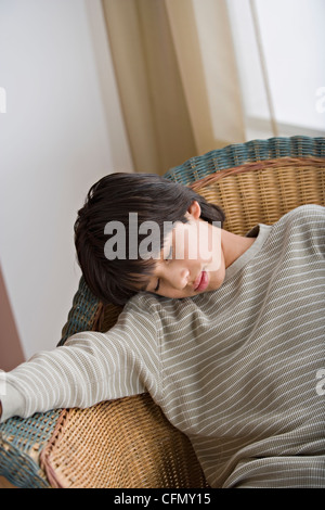 USA, Californie, Los Angeles, jeune homme dormir sur un fauteuil Banque D'Images