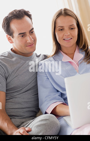 USA, Californie, Los Angeles, Couple using laptop Banque D'Images