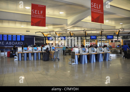 L'enregistrement à l'Aéroport International d'Atlanta. Banque D'Images