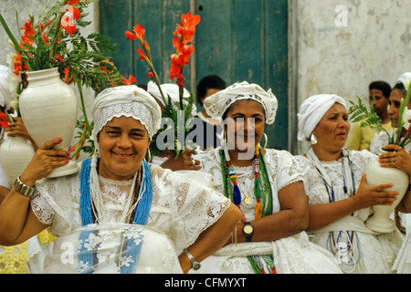 Femme de Bahia, vêtus de costumes traditionnels, se préparer pour une fête traditionnelle dans le nord-est du Brésil. Banque D'Images