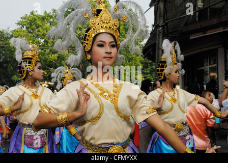 Thaï traditionnel costume porté à la Lop Buri festival. Lop Buri Thaïlande le 15/02/2012 Banque D'Images