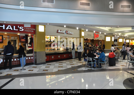 L'aire de restauration à l'Aéroport International d'Atlanta. Banque D'Images